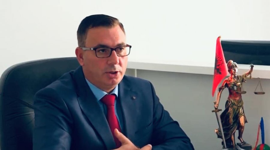 Avokati kosovar: Presidentja sonte duhet ta shpërndajë Kuvendin, zgjedhjet brenda 45 ditëve
