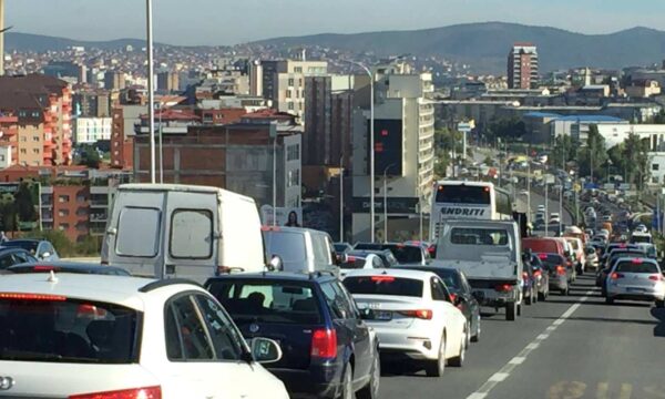 Kolonat në Prishtinë, nga komuna thonë se “projektet pritet të përfundojnë gjatë këtij mandati”