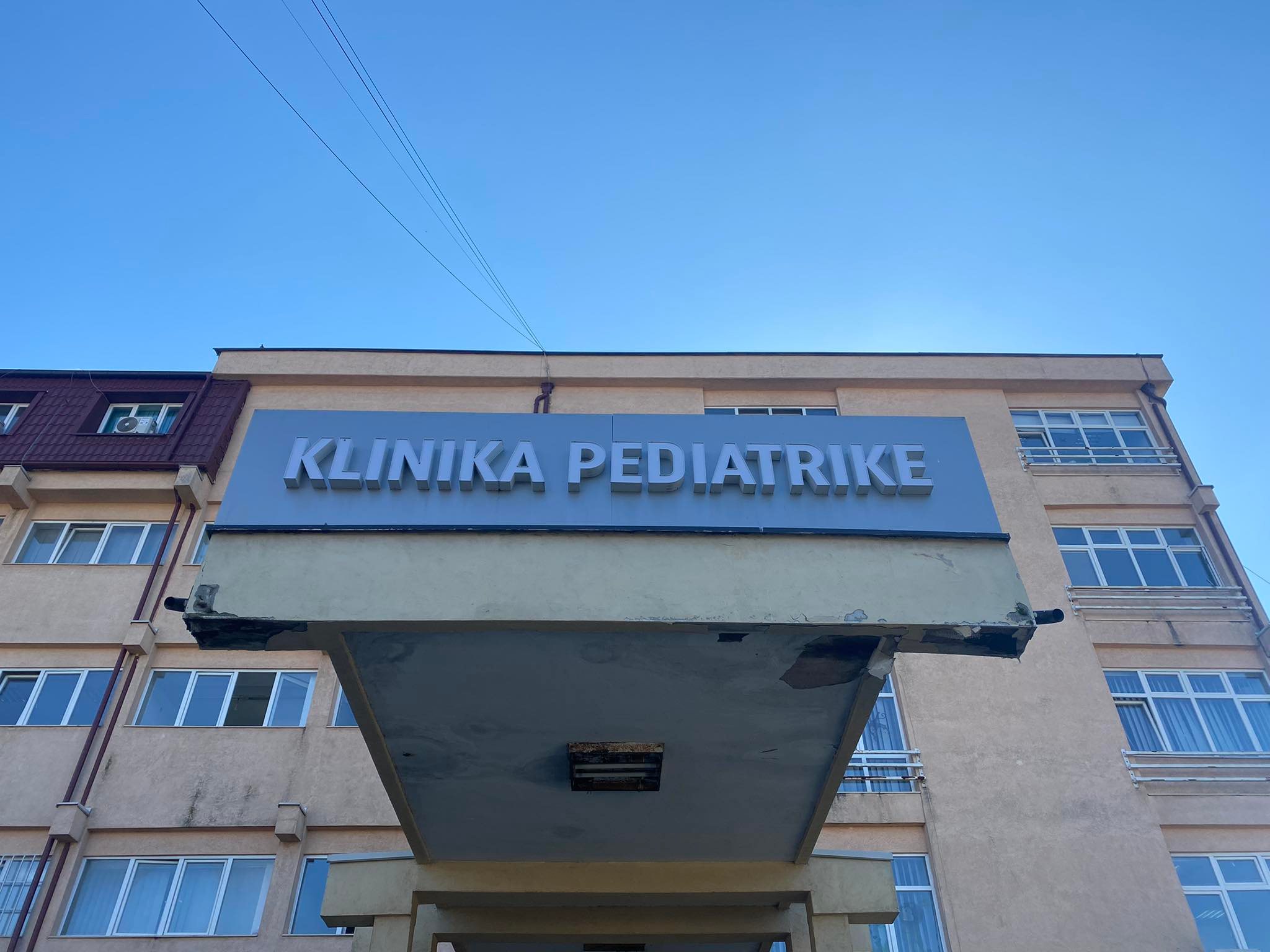 Fëmija nga Lipjani me plagë të rënda dhe shenja kequshqyerjeje dërgohet në QKUK, arrestohen prindërit