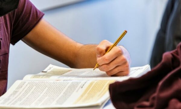 Ekspertët rekomandojnë kalimin në online për të shmangur kopjimin në testin e maturës