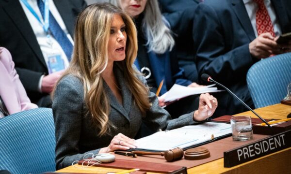 Melania Trump kërkon mbrojtjen e arsimit të fëmijëve në OKB pas sulmit në shkollat ​​në Iran