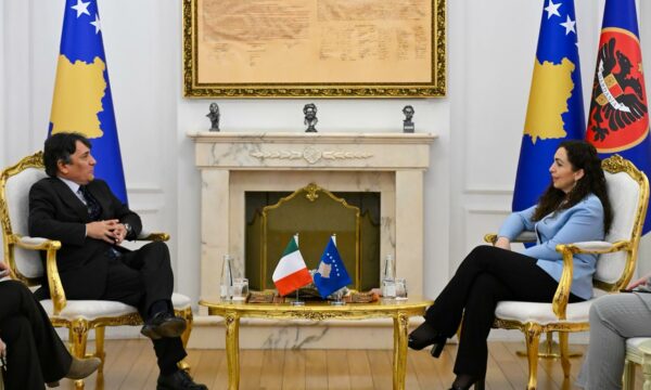 Osmani pret në takim ambasadorin italian, diskutojnë për zhvillimet politike në Kosovë