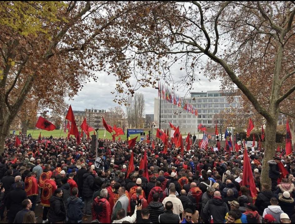 Protesta për shkak të ekspozitës së Shkëlzen Gashit – këto janë pankartat që OVL do t’i përdorë nesër