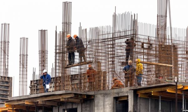 Inspektorati ia ndalon punimet kompanisë ALBA të Valdet, Fisnik dhe Sejfullah Deçani: Ndërtonin banesa pa skele, rrezikoheshin punëtorët