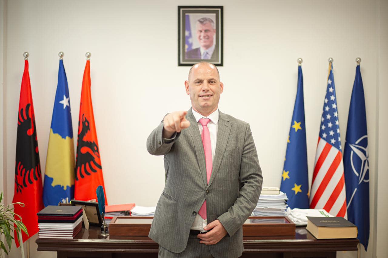 Lladrovci: Kur e drejton njërin gisht nga dikush, mos harro, tre i ke nga vetja