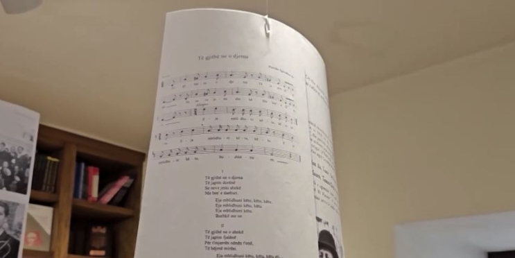 Mësonjëtorja në Korçë: Ekspozitë me tekstet e këngëve patriotike