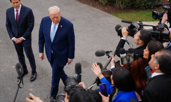 SHBA heq përkohësisht sanksionet mbi 140 milionë fuçi naftë iraniane në mes të paralajmërimeve të Trump për tërheqje graduale
