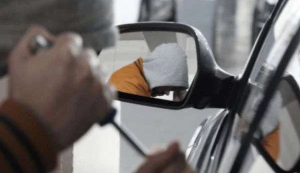 Dyshohet për vjedhje të stolive të arit dhe parave nga një veturë në Gjakovë