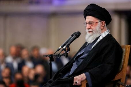 U vra nga SHBA: Publikohet fotoja e parë e Ali Khameneit nën rrënoja