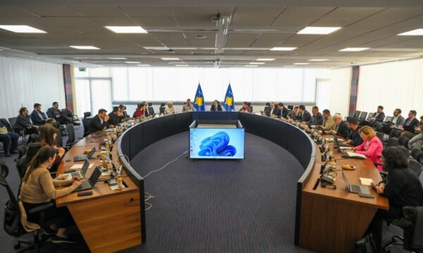 Dita e dytë e takimit të Qeverisë për t’i kthyer “zotimet në program”, Kurti shihet në “xhinse”, disa ministra përgjumshëm