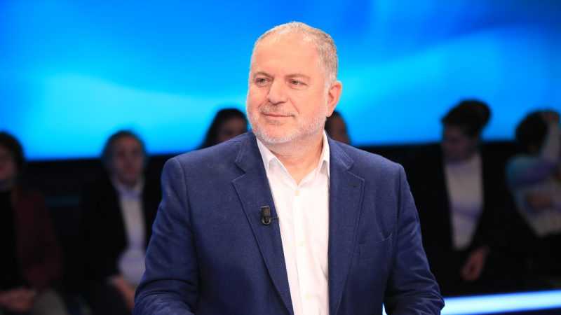 Baton Haxhiu: I befasuar nga arroganca e Albulena Haxhiut në Kuvend, si iu ndalte deputetëve mikrofonin