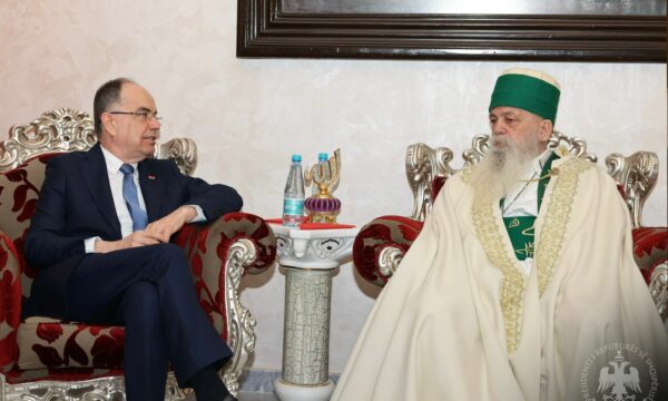 Begaj takohet me Baba Mondin, uron besimtarët bektashinj për ditën e Sulltan Nevruzit: Paqe dhe begati për të gjithë shqiptarët