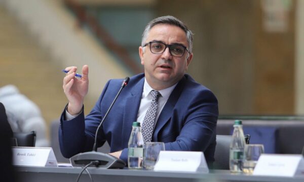 Tahiri për ekspozitën për masakrat: Ky pushtet po prodhon skandal pas skandali, kjo temë të trajtohet seriozisht