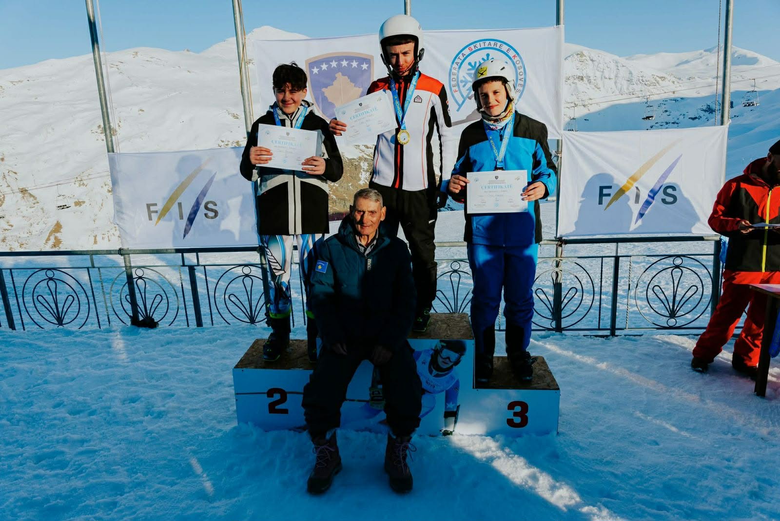 Vëllezërit Belegu shkëlqejnë në garat e skijimit, marrin dy medalje