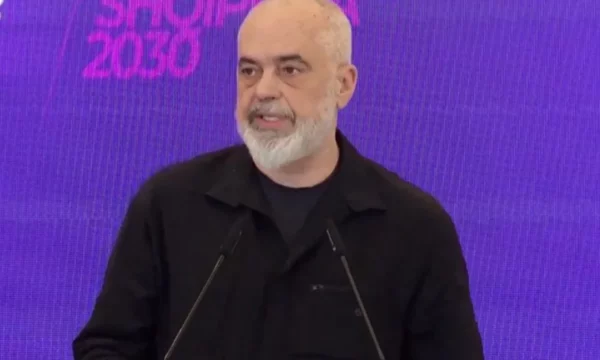 Rama: Çmimi i naftës parashikohet të rritet edhe më shumë, nëse e kalon 220 lekëshin e ulim akcizën