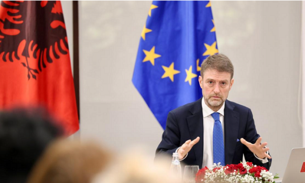 Hoxha: Kosova, prioritet kryesor i politikës së jashtme të Shqipërisë