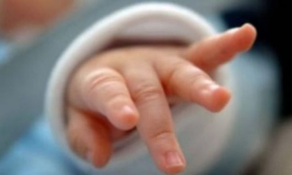 Foshnja 2-muajshe ndërron jetë në spitalin e Tiranës, dyshohet nga kequshqyerja