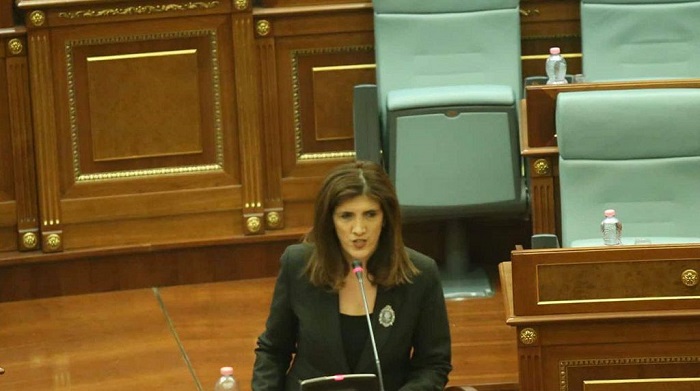 Ganimete Musliu i drejtohet Albin Kurtit: Prej kujt po tutni që po mbani seanca natën