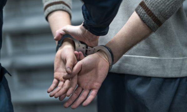Arrestohet i dyshuari për vjedhjen e arit me vlerë 1 mln euro në Prishtinë, në banesë iu sekuestrua një diamant