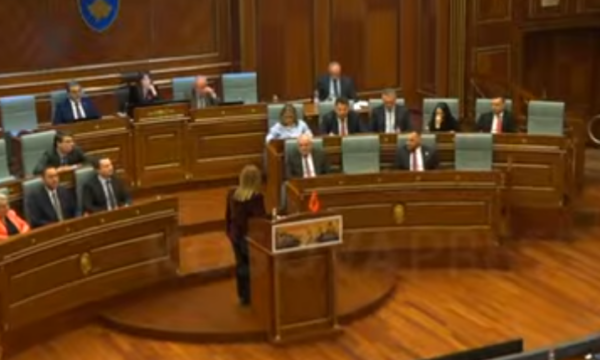 “Ndërpreja fjalën regjia”, “Po ofendoni pacientët që dergjen pa barna”, përplasen Albulena Haxhiu e Hykmete Bajrami