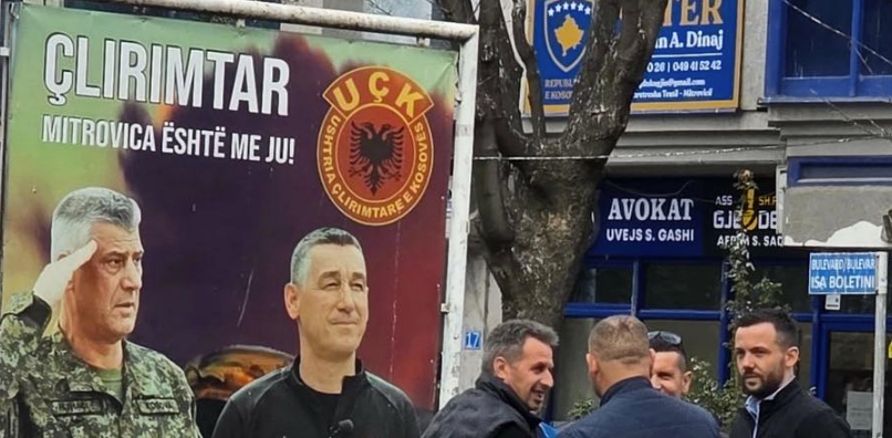 Deputeti Arian Tahiri shihet në Mitrovicë bashkë me qytetarët që po mbronin billbordin me ish-krerët e UÇK’së