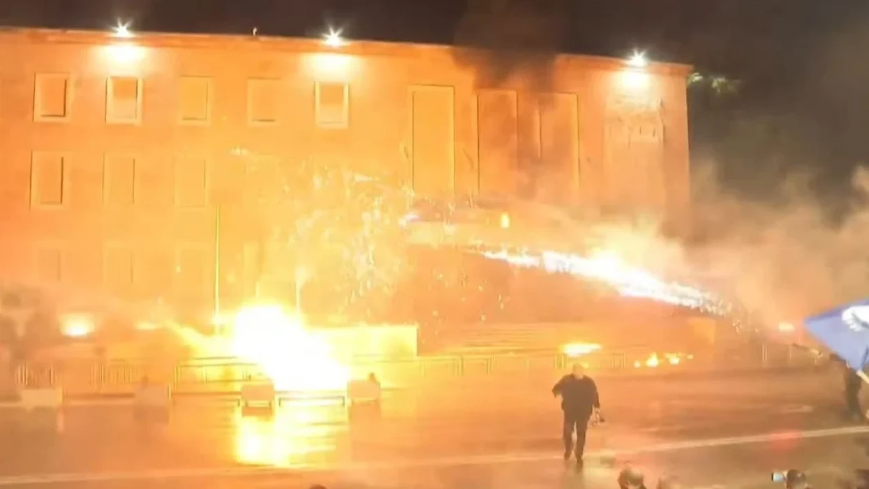 Protesta opozitës shqiptare, Fishekzjarrë e molotovë drejt Kryeministrisë-kundërpërgjigjet policia