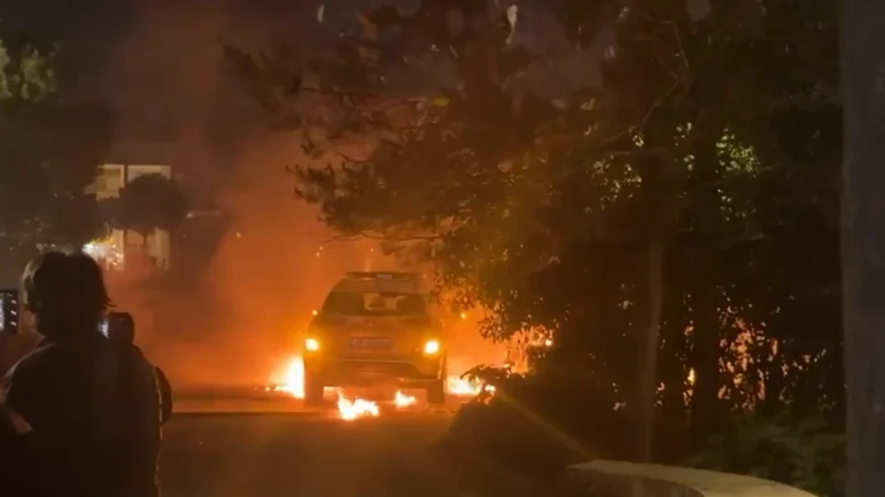 Protestuesit i vënë flakën makinës së Policisë, kundërpërgjigje me gaz lotsjellës