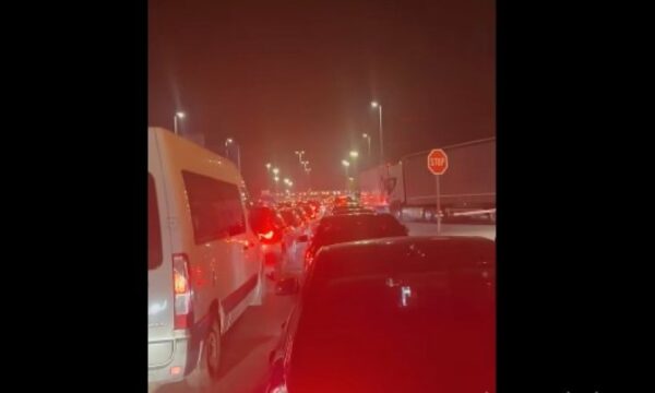 Mërgimtarët në hall, deri në 6 orë pritje në kufirin Serbi-Kroaci