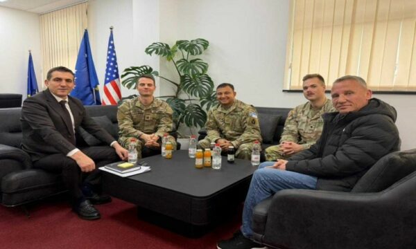 KFOR-i amerikan i shkon në zyrë kryeprokurorit të Prishtinës, flitet për thellimin e bashkëpunimit reciprok