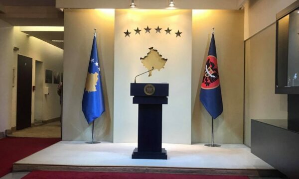 “Kushtetuta me shumë mangësi” për (mos)zgjedhjen e presidentit: A rrezikohet të shkohet në zgjedhje të parakohshme?