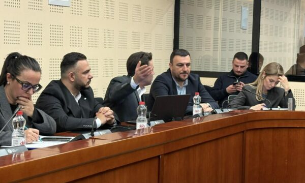 Komisioni miraton ndryshimet  kushtetuese për Presidentin, jep “leje” që të shqyrohen në seancë plenare