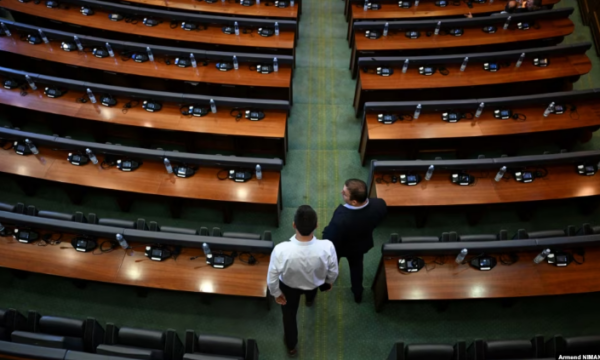 Ditët vendimtare për Kuvendin, Kushtetuesja ende po shqyrton dekretin për zgjedhje