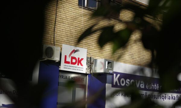 LDK për ekspozitën e Gashit: Skandaloze, i rëndë fakti që u financua nga Kuvendi – Duhet kërkimfalje, Prokuroria ta trajtojë seriozisht