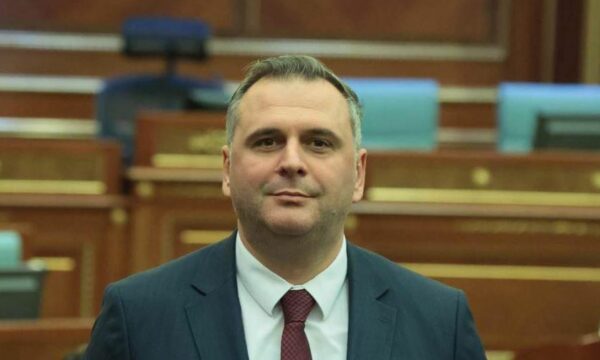 Bajqinovci: Jam i bindur që Osmani mund të dalë si kandidate duke ndihmuar që vendi t’i shmang zgjedhjet