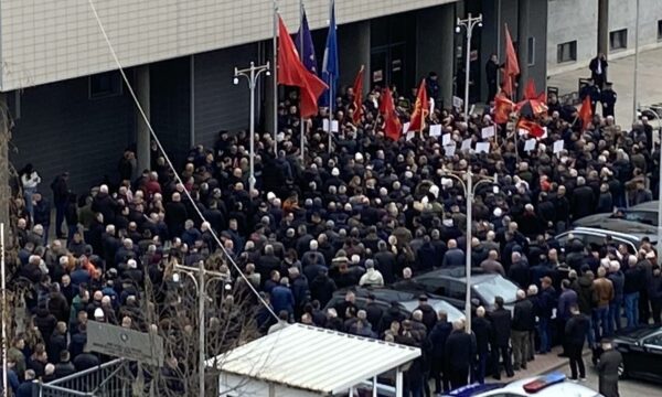 OVL e UÇK paralajmëron vazhdimin e protestave kundër shtrembërimit të historisë