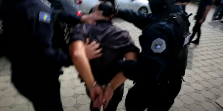 Të kërkuar për tentim-vrasje e vjedhje të rëndë, dy persona ekstradohen nga Italia në Kosovë