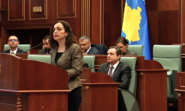 Krejt përplasja Kurti – Osmani përmes vartësve pasi kryeministri tregoi se nuk e do më në karrrigen e presidentes