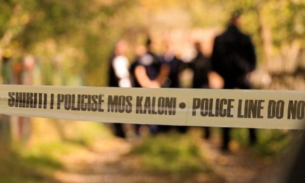 Policia jep detaje për rastin tragjik në Majac: Burri u gjet i vdekur në veturë, dy gra në gjendje të rëndë brenda shtëpisë