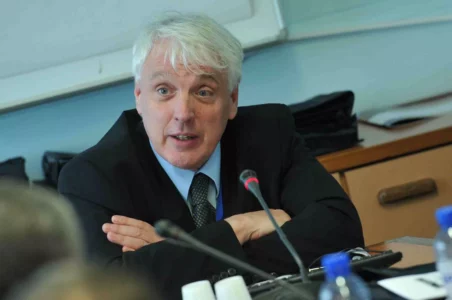“Reçaku dhe Rambujeja e nxitën operacionin”, rrëfimi i Jamie Shea në prag të 27-vjetorit të ndërhyrjes së NATO-s