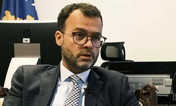 Nesër “Dita D” për Presidentin- Blerim Vela përmend tri opsione të mundshme – komenton edhe për Vjosa Osmanin