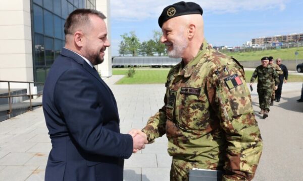 Maqedonci në takim me zyrtarë të NATO-s, thekson synimin për anëtarësim në BE