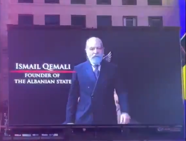 Ismail Qemali e Nënë Tereza shfaqen në sheshin më të famshëm në botë (VIDEO)