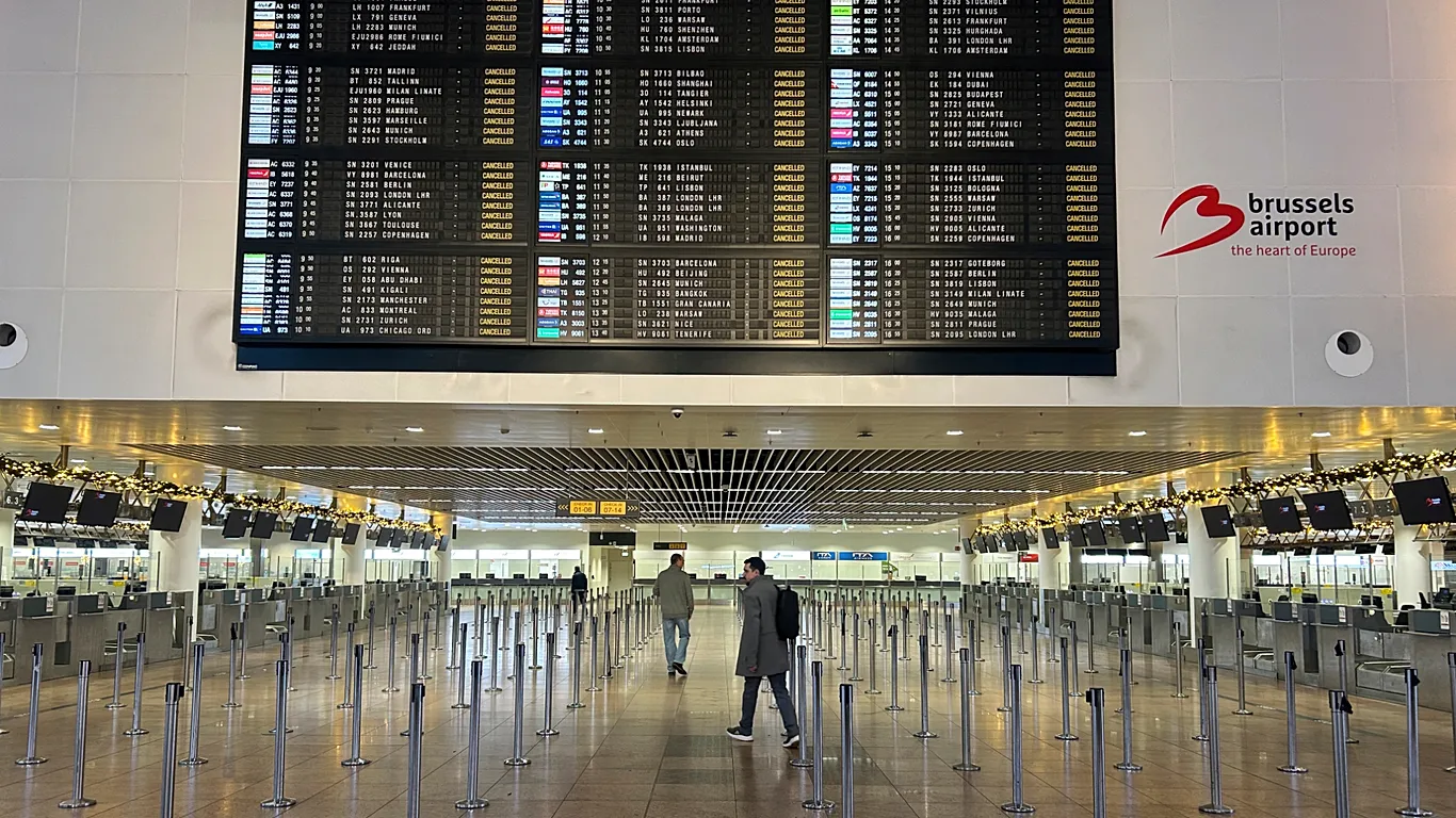 Aeroporti i Brukselit paralajmëron anulimin e fluturimeve për shkak të grevave