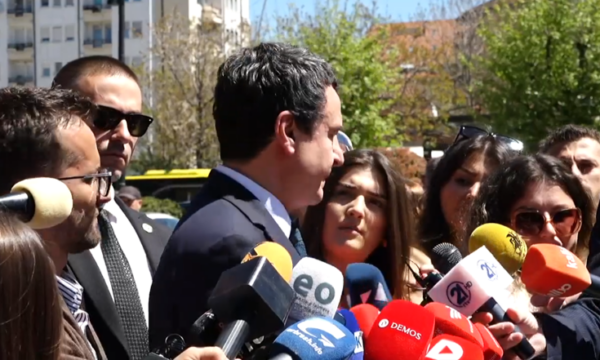 Kurti sërish s’përgjigjet për çështjen e Presidentit, u shmanget pyetjeve të gazetarëve