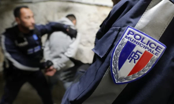 Arrestohen dy shqiptarë me armë me silenciator, po tentonin të hynin ilegalisht në Britani