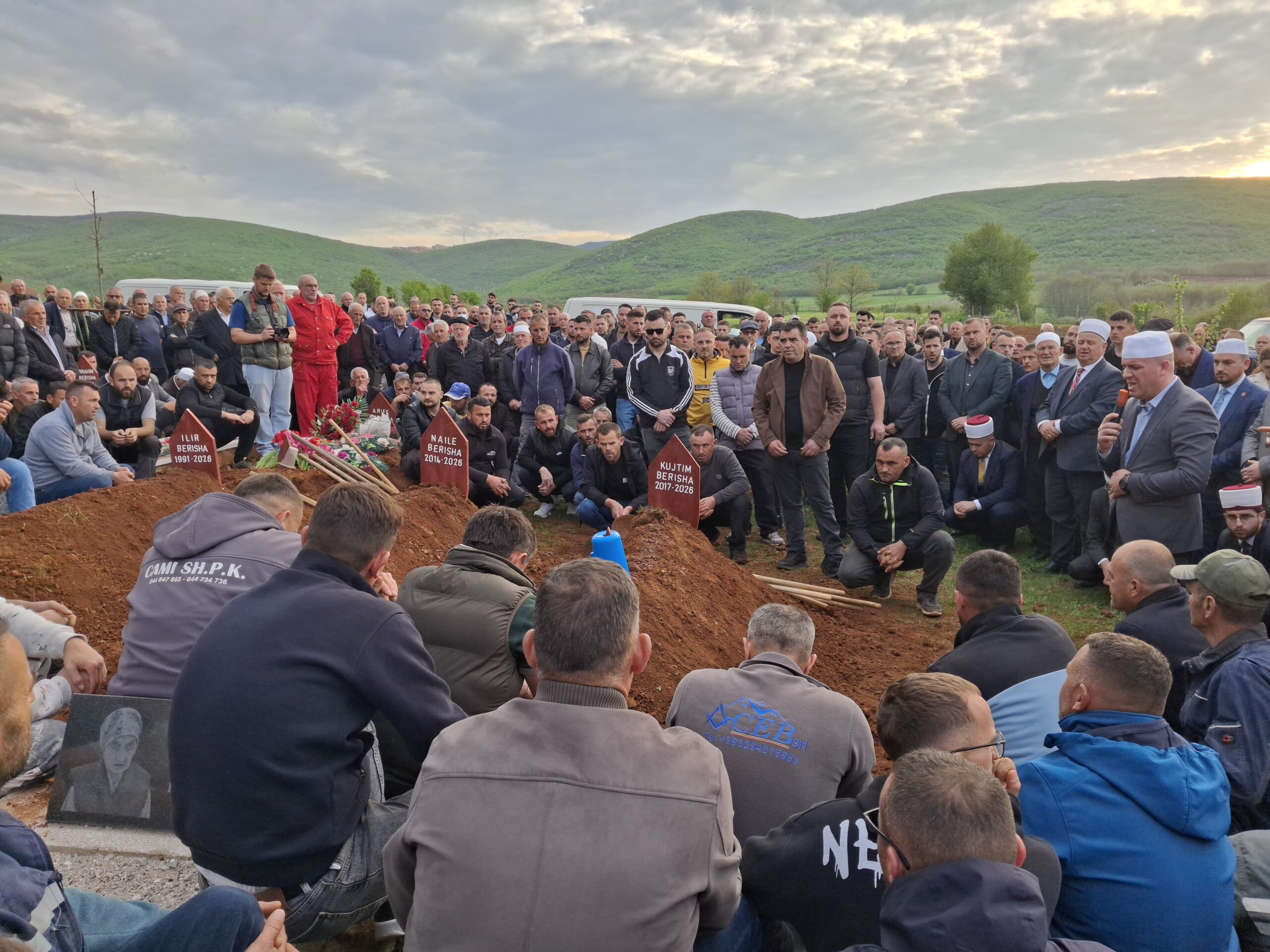 Tragjedia në Malishevë: Varrosen tre anëtarët e familjes Berisha