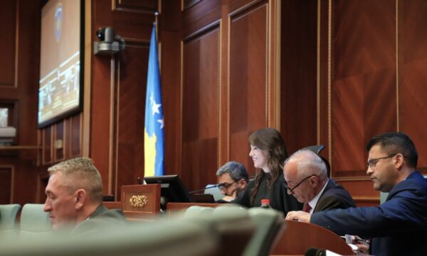 Albulena Haxhiu i fton deputetët, në 17:00 mbahet një seancë e jashtëzakonshme për “diskutim për zgjedhjen e Presidentit”