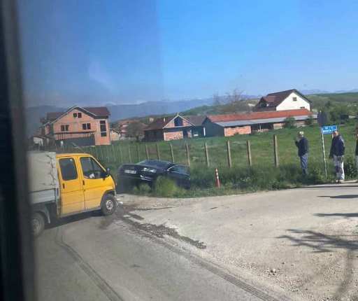 Aksident në Klinë, përplasen dy automjete