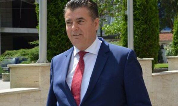 Agim Bahtiri e sulmon Vjosa Osmanin: Herën tjetër kur t’i drejtohesh qytetarëve bëje me fotografi me Grenellin e Gjuriqin