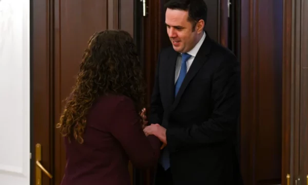 Abdixhiku i drejtohet edhe një herë Kurtit: Mund ta propozojmë Vjosa Osmanin nëse na i garantoni 66 vota për të